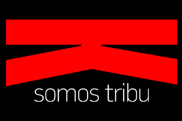Logo de Actitud Dakota en rojo sobre fondo negro, y somos tribu en blanco.