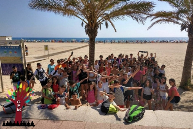 Grupo de monitores de Colonias Padre Manjón y alumnos en unas Colonias de Verano, en la playa.