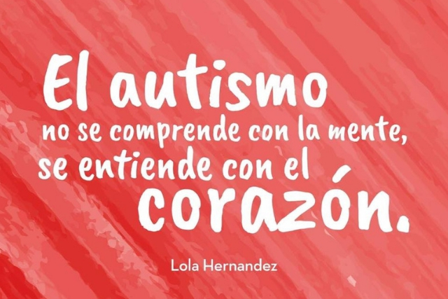 Sobre fondo rojo claro, las letras en blanco con la frase de Lola Hernández